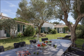 Beautiful villa 4BR with jacuzzi near the beach